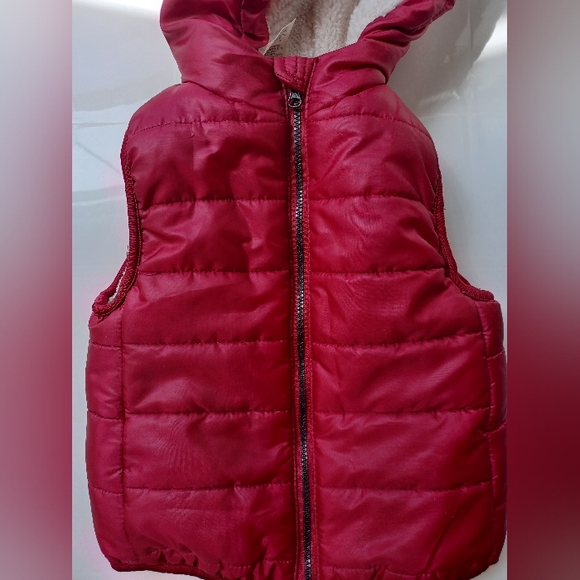 Comfy 12mo Puffer Red Vest - Picture 6 of 6